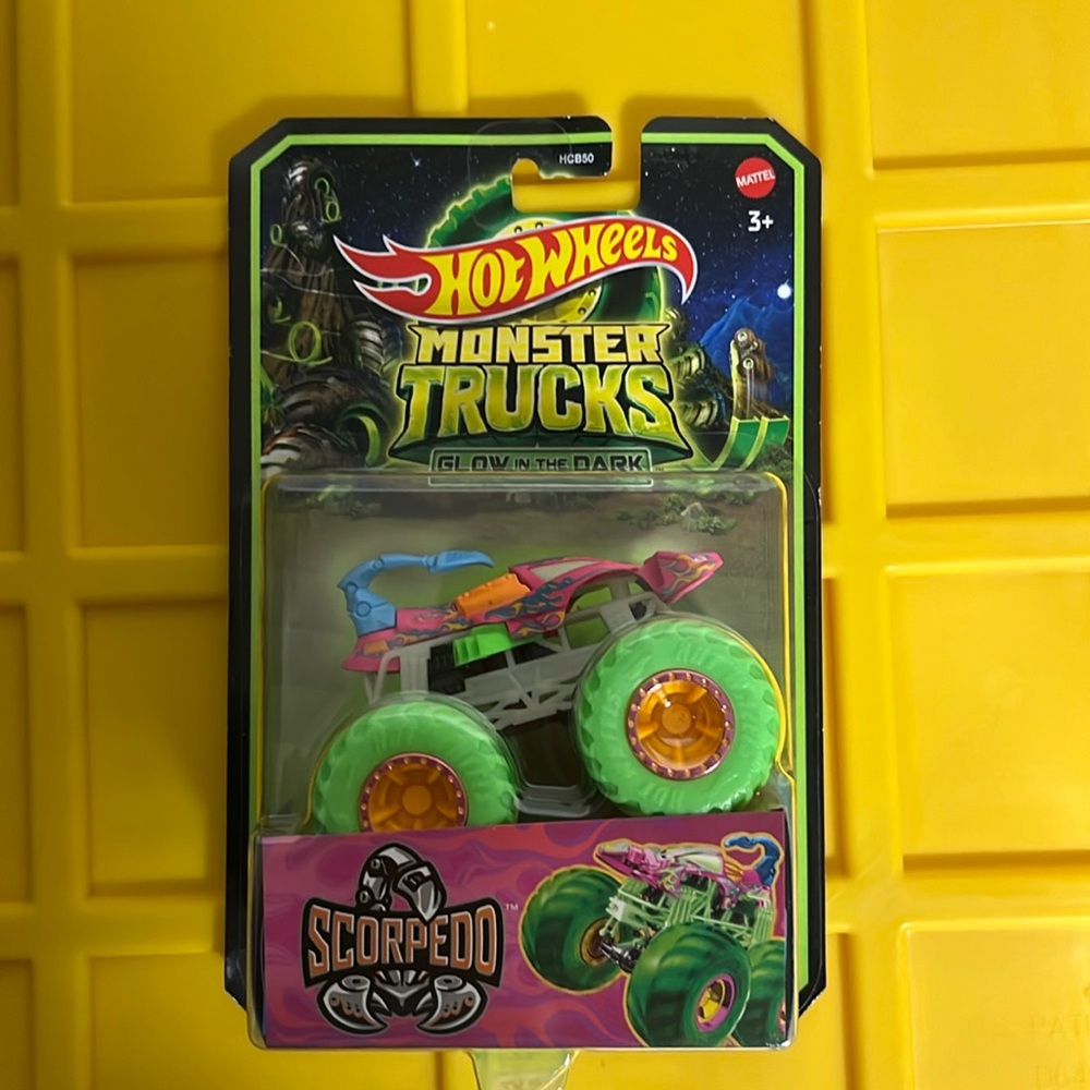 New Hot Wheels Scorpedo Monster Trucks Glow in the Dark 1:64